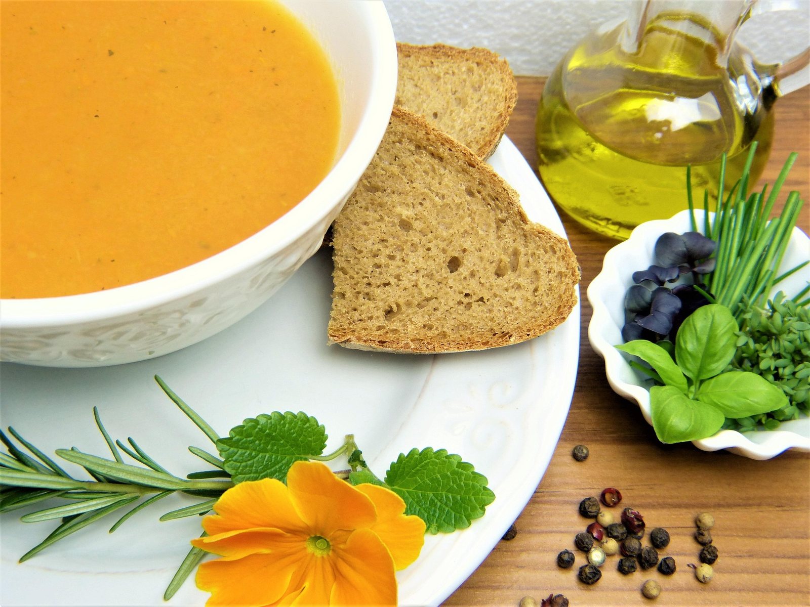 Velouté de saison, pain complet, huile d'olive et herbes fraîches